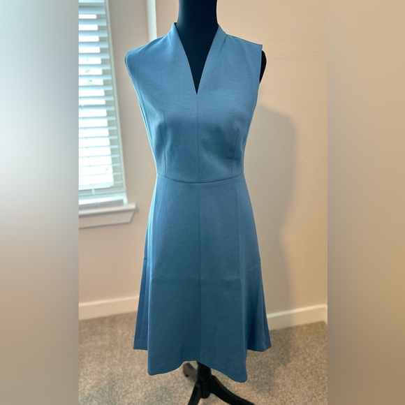 NWT! Versatile and flattering Ann Taylor V-Neck Flare Dress - Size 2 - Picture 4 of 6